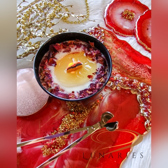 Driftwood Rose Soy Wax Candle with Wooden Wick and Botanicals - Picture 5 of 11